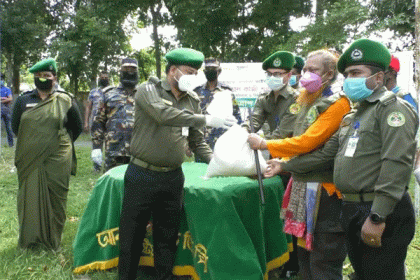 কুষ্টিয়ায় খাদ্য সামগ্রী বিতরণ

