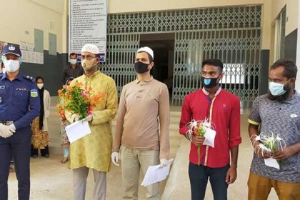 শেরপুরে করোনা জয় করে বাড়ি ফিরলেন ৬ জন, ফুল দিয়ে শুভেচ্ছা 