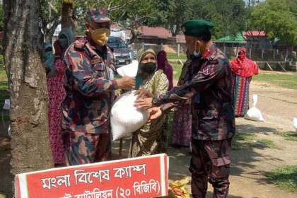 হিলি সীমান্তের মানুষকে বিজিবির খাদ্য সহায়তা