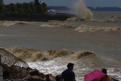প্রবল গতিতে ধেয়ে আসছে ‘আম্ফান’, নগরে বর্ষণ