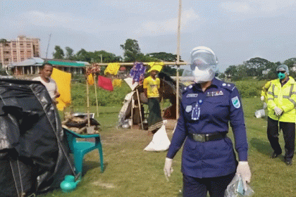 বেদে পল্লীতে ত্রাণ দিলেন এসপি শামসুন্নাহার


