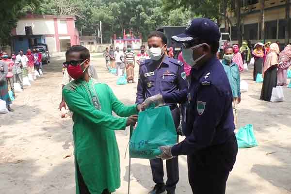 ঝিনাইদহে প্রতিবন্ধী, বিধবা ও অসহায়দের মাঝে খাদ্যসামগ্রী বিতরণ 