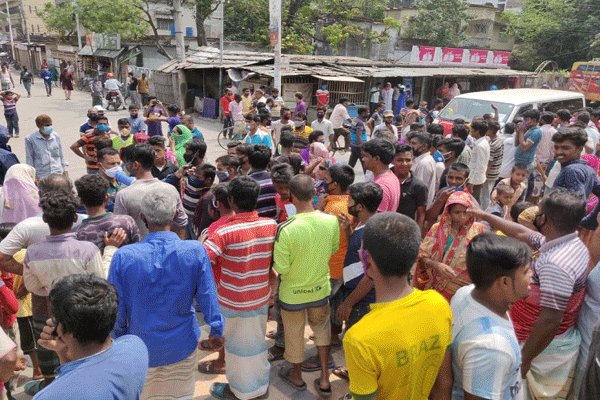 রাজশাহীতে ত্রাণের দাবিতে সড়ক অবরোধ করে বিক্ষোভ