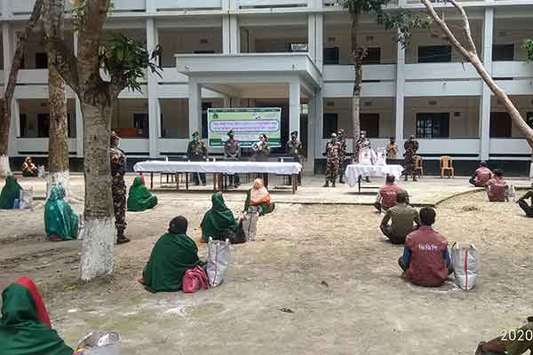 সিরাজগঞ্জে আনসার ও ভিডিপির উদ্যোগে ত্রাণসামগ্রী বিতরণ