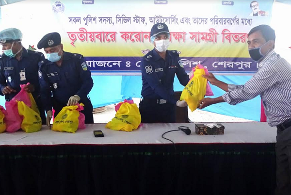 শেরপুরে সাংবাদিক, পুলিশ ও স্টাফদের মধ্যে সুরক্ষা সামগ্রী বিতরণ