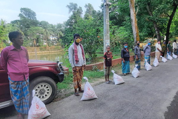 চট্টগ্রামে মুচি সম্প্রদায়ের ২০ পরিবারের মাঝে খাদ্য সহায়তা

