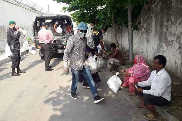 সিদ্ধিরগঞ্জে অন্ধ ভিক্ষুকদের খাদ্য ও অর্থ সহায়তায় র‍্যাব