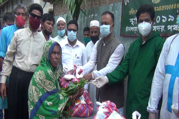 পঞ্চগড়ে দরিদ্র্র চাষিদের মাঝে ত্রাণসামগ্রী বিতরণ 