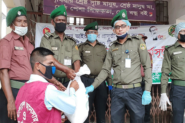 মিরসরাইয়ে ত্রাণ সামগ্রী বিতরণ

 
