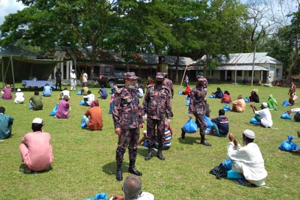 নেত্রকোনার সীমান্তে বিজিবির ত্রাণ বিতরণ 