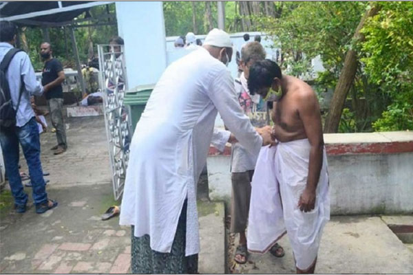 লকডাউনে নেই স্বজনরা, হিন্দু বৃদ্ধের সৎকারে মুসলিমরা