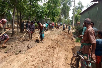 মধুপুরে করোনার মধ্যেই স্বেচ্ছাশ্রমে ৪ কিলোমিটার রাস্তা সংস্কার