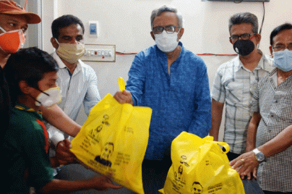 দোকান কর্মচারীদের হাতে ত্রাণ তুলে দিলেন বাদশা

