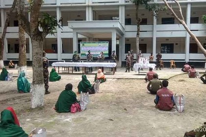 সিরাজগঞ্জে আনসার ও ভিডিপির উদ্যোগে ত্রাণসামগ্রী বিতরণ