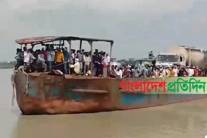 করোনা ঝুঁকির মধ্যেই কাঁঠালবাড়ি-শিমুলিয়া নৌরুটে উপচে পড়া ভিড়