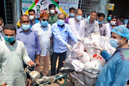 বগুড়ায় জেলা আওয়ামী লীগের ত্রাণসামগ্রী বিতরণ