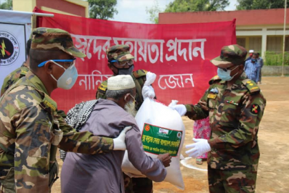 রাঙামাটিতে দরিদ্র জনগোষ্ঠীকে খাদ্যসামগ্রী দিল সেনাবাহিনী