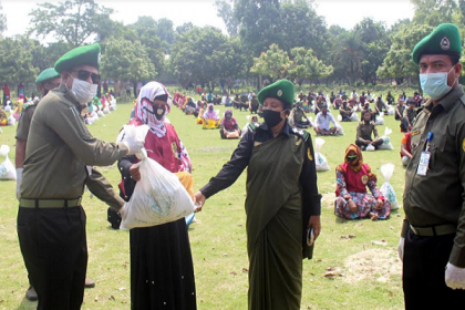 গাংনীতে আনসার ও গ্রাম প্রতিরক্ষা বাহিনীদের মাঝে খাদ্যসামগ্রী বিতরণ