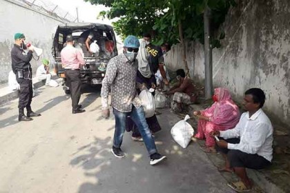 সিদ্ধিরগঞ্জে অন্ধ ভিক্ষুকদের খাদ্য ও অর্থ সহায়তায় র‍্যাব