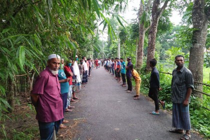কালকিনিতে ত্রাণের দাবিতে এলাকাবাসীর বিক্ষোভ 