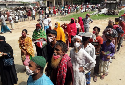 কালিয়াকৈরে সামাজিক দূরত্ব না মেনে বিক্রি হচ্ছে ১০ টাকার চাল