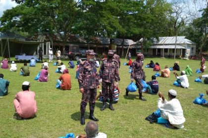 নেত্রকোনার সীমান্তে বিজিবির ত্রাণ বিতরণ 