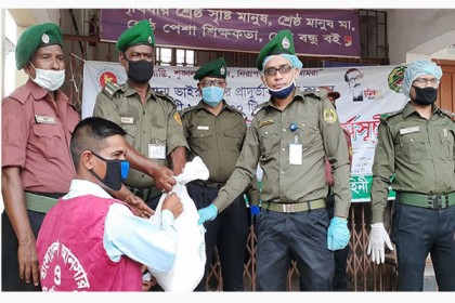 মিরসরাইয়ে আনসার ভিডিপি সদস্যের মাঝে ত্রাণসামগ্রী বিতরণ