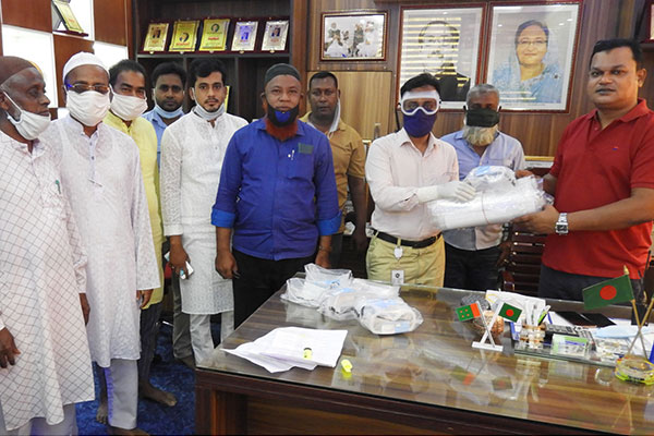 নন্দীগ্রামে করোনা মোকাবেলায় ফেস শিল্ড ও নিরাপদ চশমা প্রদান