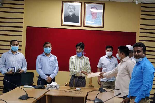 নীলফামারীতে একদিনের বেতনের টাকা দিলেন ইউপি সচিবরা 