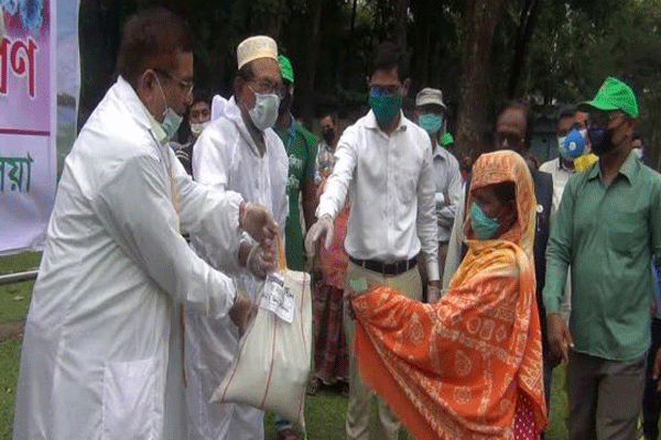 তেঁতুলিয়ায় দুস্থ মানুষের মাঝে ত্রাণ বিতরণ 


