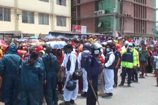 গাজীপুরে বকেয়া বেতনের দাবিতে শ্রমিকদের বিক্ষোভ, সড়ক অবরোধ