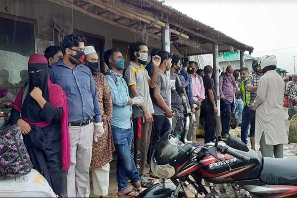 দিনভর ঢাকামুখী মানুষের ঢল ছিল শিমুলিয়া ঘাটেও