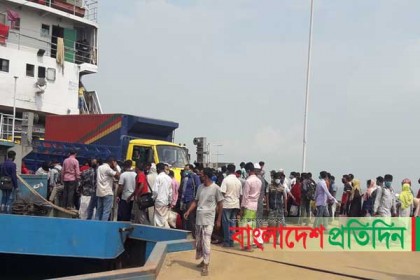 চাপ বেড়েছে দৌলতদিয়া ফেরিঘাটে, নদী পার হচ্ছেন হাজার হাজার মানুষ