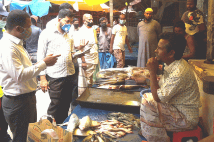 মোংলায় ওজনে কম দেয়ায় জরিমানা

