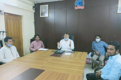 অসহায় কৃষকের পাশে দাঁড়ানো ছাত্রলীগের নেতাকর্মীদের উপহার