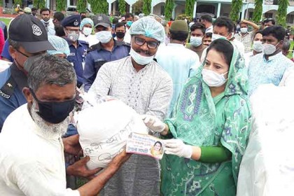 কুমিল্লার ৪৪ হাজার পরিবারের মাঝে খাদ্য সামগ্রী বিতরণ সেলিমা আহমাদ এমপির