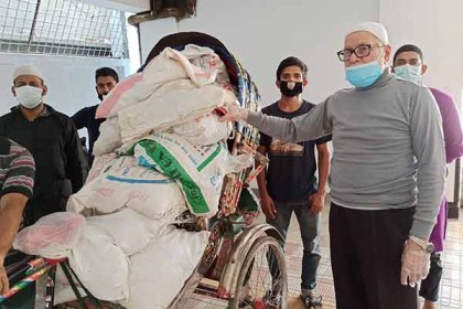 বাড়িতে বাড়িতে খাদ্য সামগ্রী পৌঁছে দিলেন দক্ষিণ আওয়ামী লীগ সভাপতি 