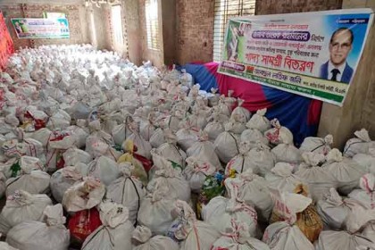 ফেনীতে ১২০০ পরিবারে খাদ্যসামগ্রী পৌঁছে দিলেন বিএনপি নেতা জনি

