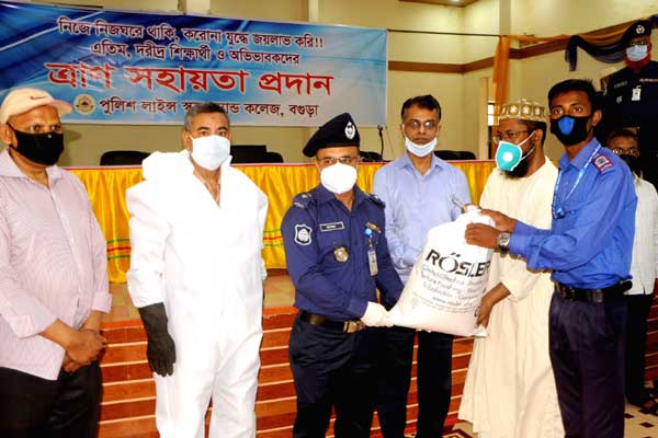 বগুড়া পুলিশ লাইন্স স্কুলের শিক্ষার্থী-অভিভাবকদের ত্রাণ সহায়তা