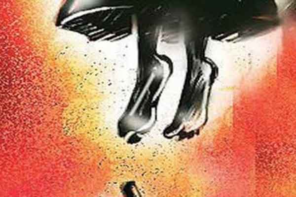 আশুগঞ্জে প্রবাসী স্বামীর সঙ্গে কথা শেষে গলায় ফাঁস দিলেন স্ত্রী