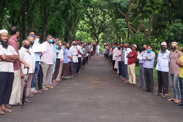 পাওনা পরিশোধের দাবিতে ফরিদপুরে আখচাষি-শ্রমিকদের বিক্ষোভ 
