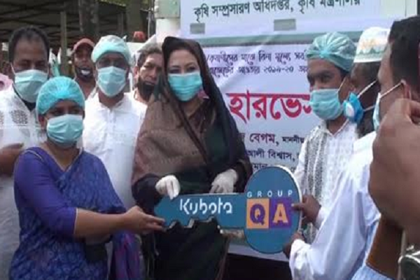 মানিকগঞ্জে কৃষকদের মাঝে ৮টি কম্বাইন্ড হারভেস্টার বিতরণ