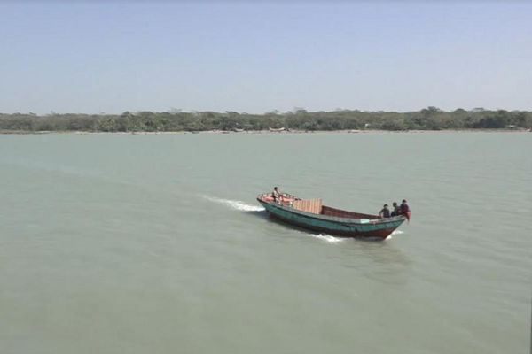 মেঘনায় কালবৈশাখী ঝড়ে ট্রলার ডুবি, ২ শ্রমিকের লাশ উদ্ধার