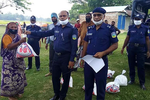 ত্রাণ নিয়ে বেদে পরিবারের পাশে ওসি ইমারত হোসেন 
