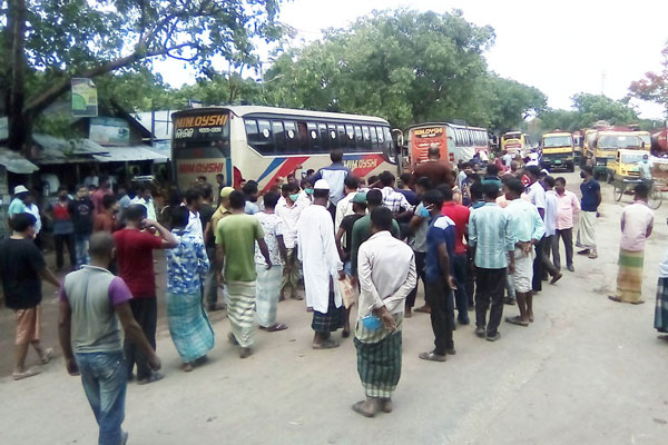 ত্রাণের দাবিতে শাহজাদপুরে মহাসড়ক অবরোধ করে বিক্ষোভ