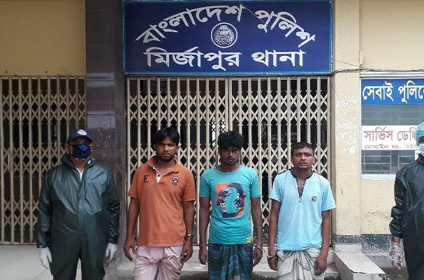 মির্জাপুরে জনতার হাতে ৩ ছিনতাইকারী আটক