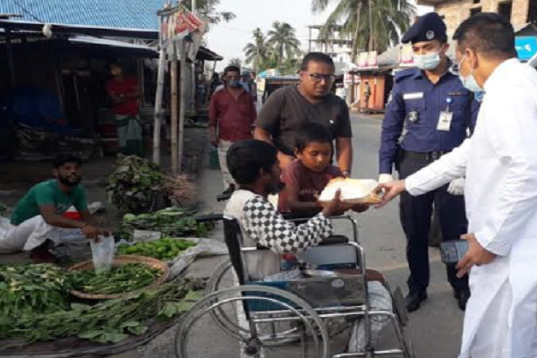 নরসিংদীতে ছিন্নমূল ও প্রতিবন্ধীদের মাঝে ইফতার সামগ্রী বিতরণ