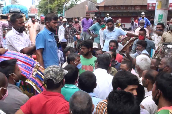 ত্রাণের দাবিতে নীলফামারীতে 
প্রধান সড়ক অবরোধ
