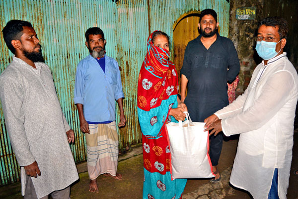 বগুড়ায় নিম্ন মধ্যবিত্তদের মাঝে খাদ্যসামগ্রী বিতরণ

