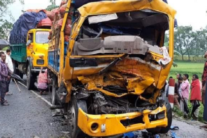 নীলফামারীতে সড়ক দুর্ঘটনায় ট্রাক চালক নিহত, আহত ২
